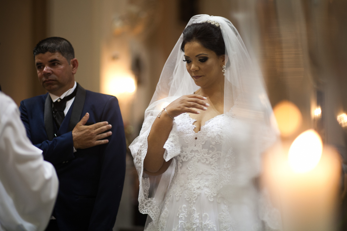 noivos se benzendo no casamento, na igreja coração de maria em santos, sao paulo, sp