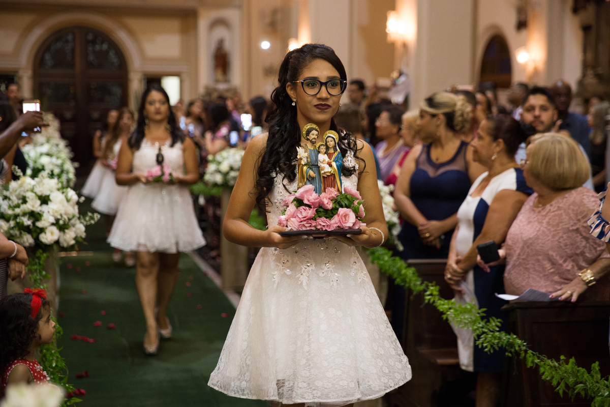 sobrinha a noiva entrando com imagem da sagrada família no casamento da CAlves Assessoria