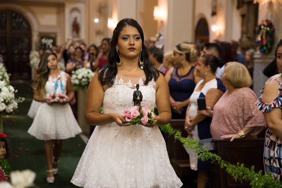 sobrinha a noiva entrando com imagem da Santa Bakhita no casamento da CAlves Assessoria