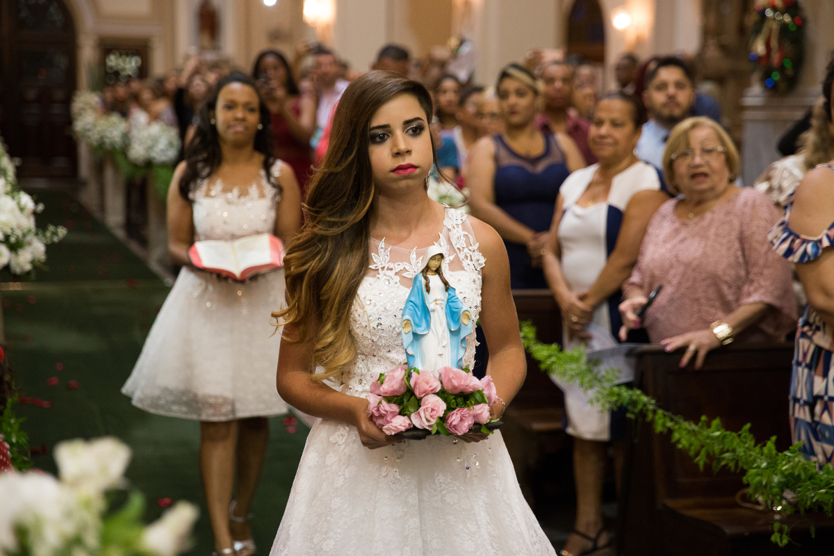 sobrinha a noiva entrando com imagem de Nossa Senhora  no casamento da CAlves Assessoria