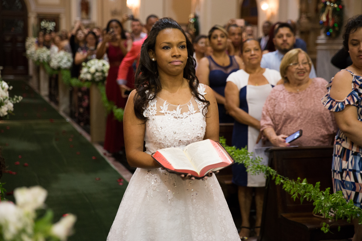 sobrinha a noiva entrando com a biblia no casamento da CAlves Assessoria