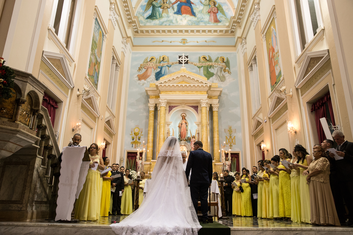 noivos de costas de frente para o altar no casamento