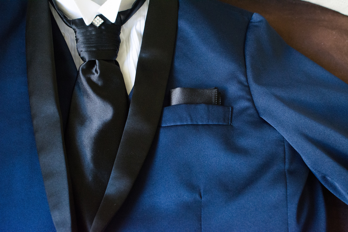 terno do noivo em cima do sofa, casamento em santos, making of do noivo