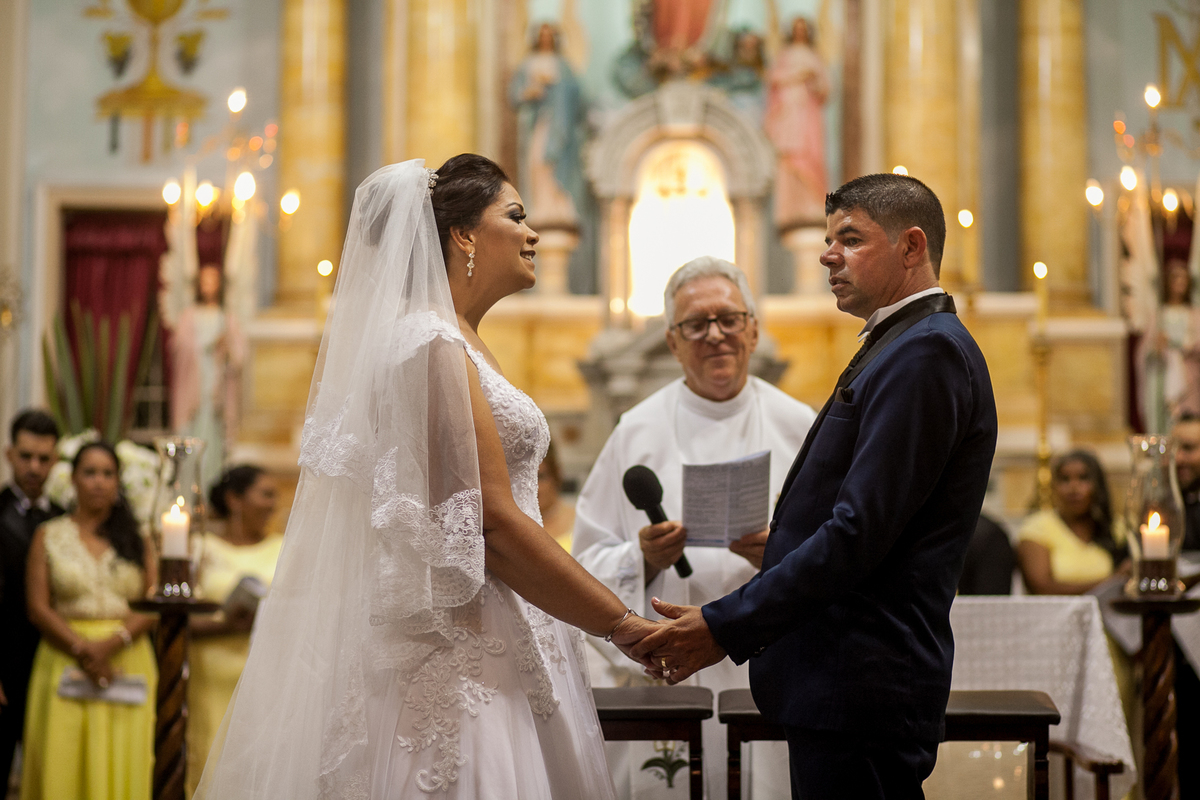 noivos fazendo o juramento no altar, noiva de branco na igreja Coracao de Maria em Santos, na Avenida Ana costa