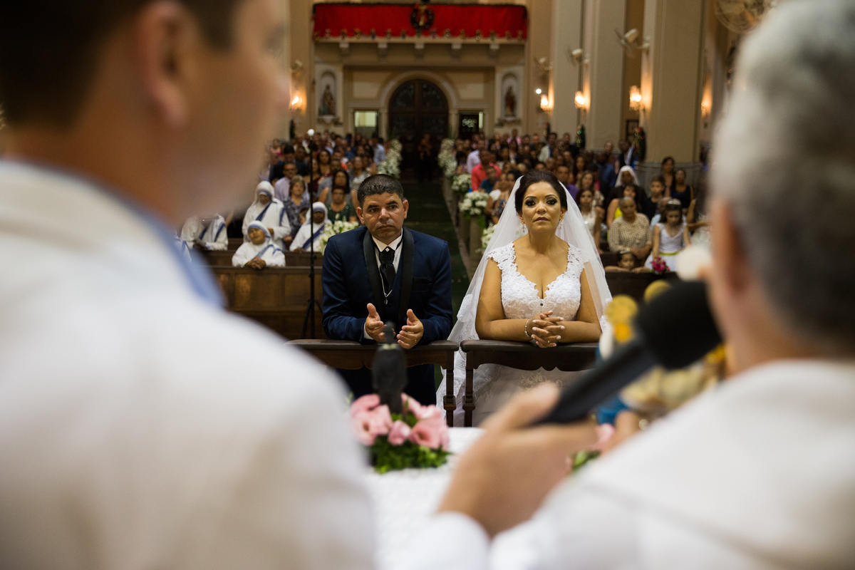 imagem entre o padre dos noivos rezando no dia do casamento
