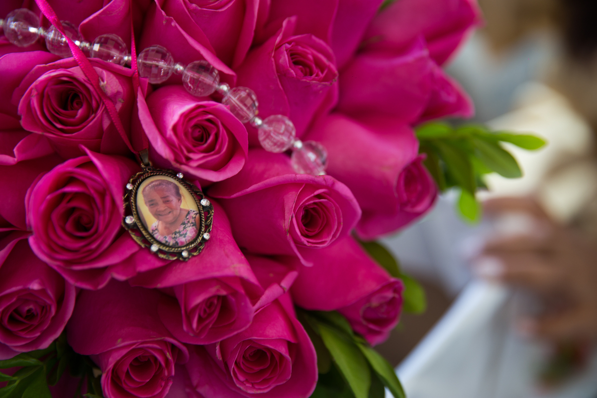 imagem da avo presa ao buque de casamento, pingente muito significativo para a noiva