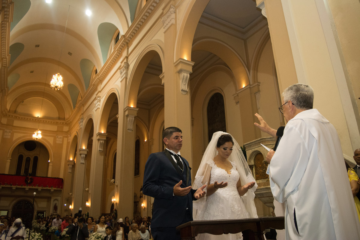 noivos recebendo a bencao do padre no dia do casamento 
