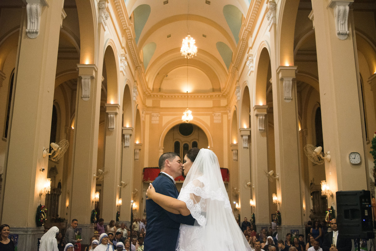 beijos do noivo no final da cerimonia de casamento