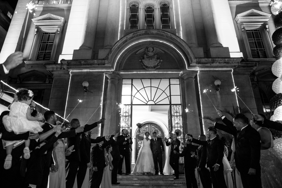 saida dos noivos da igreja após o casamento