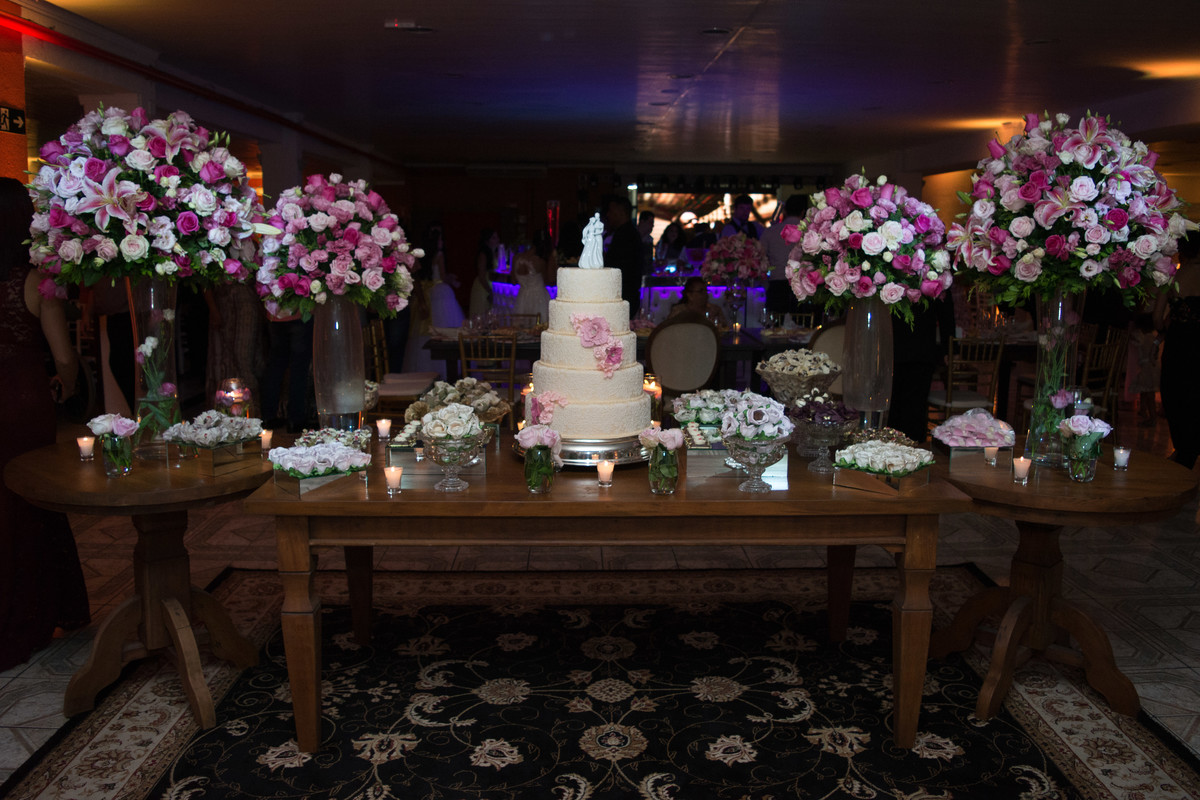 mesa do bolo decorada com flores lindas