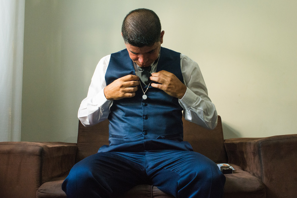 noivo coloca pingente que ganhou da noiva onde mostra imagem do pai falecido