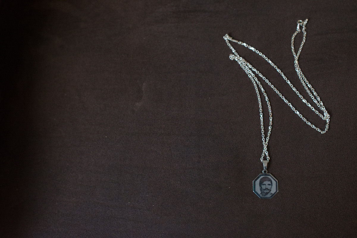 colar que noivo ganhou da noiva no dia do casamento em cima do sofa