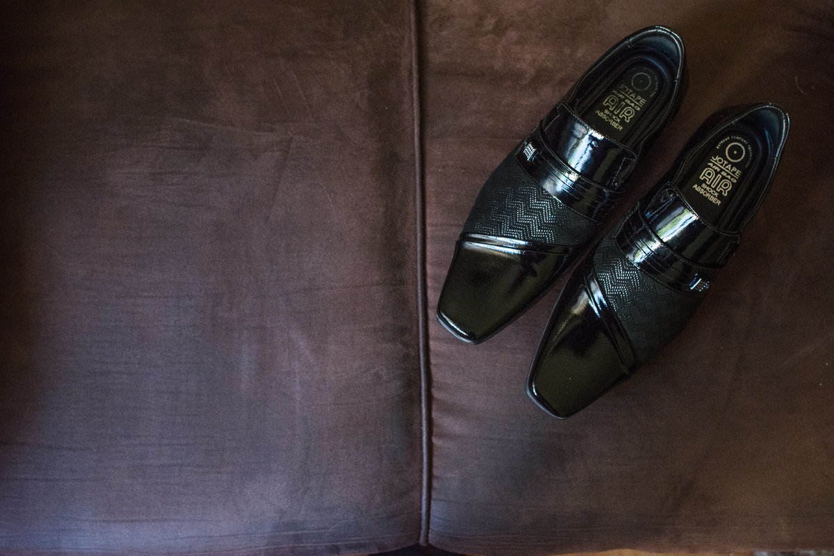 sapato de noivo em cima do sofá, casamento em santos, making of do noivo