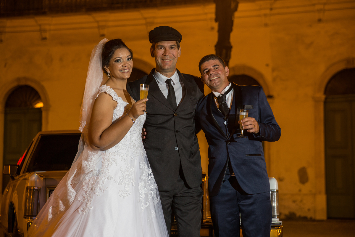 noivos brindam com o Helio da Fort29 aluguel de carros para casamento