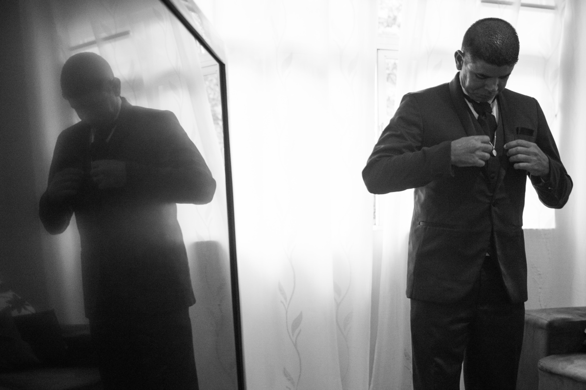 noivo arrumando a gravata para ir para o seu casamento, making of do noivo