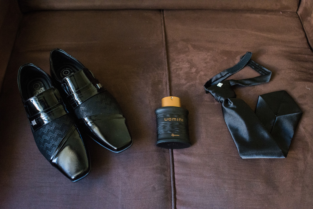 sapato, perfume e gravata do noivo em cima do sofá, casamento em santos, making of do noivo