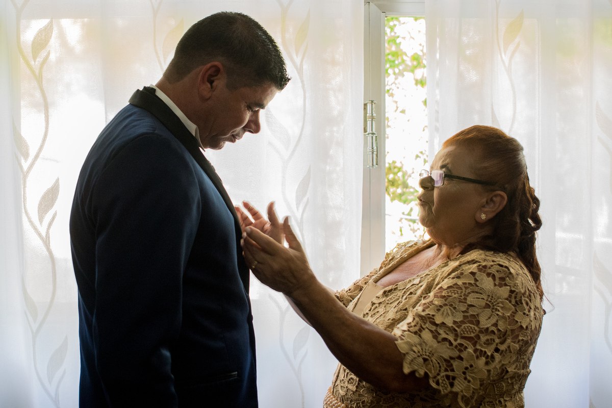 mãe do noivo dando os últimos conselhos para o noivo antes do casamento, momento de muita emoção 