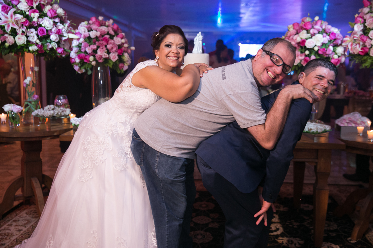 Noivos com o Xandy da B3 Eventos,dj do casamento que animou a pista de danca