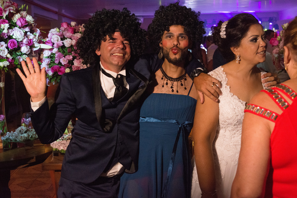 Noivo com seus amigos de peruca