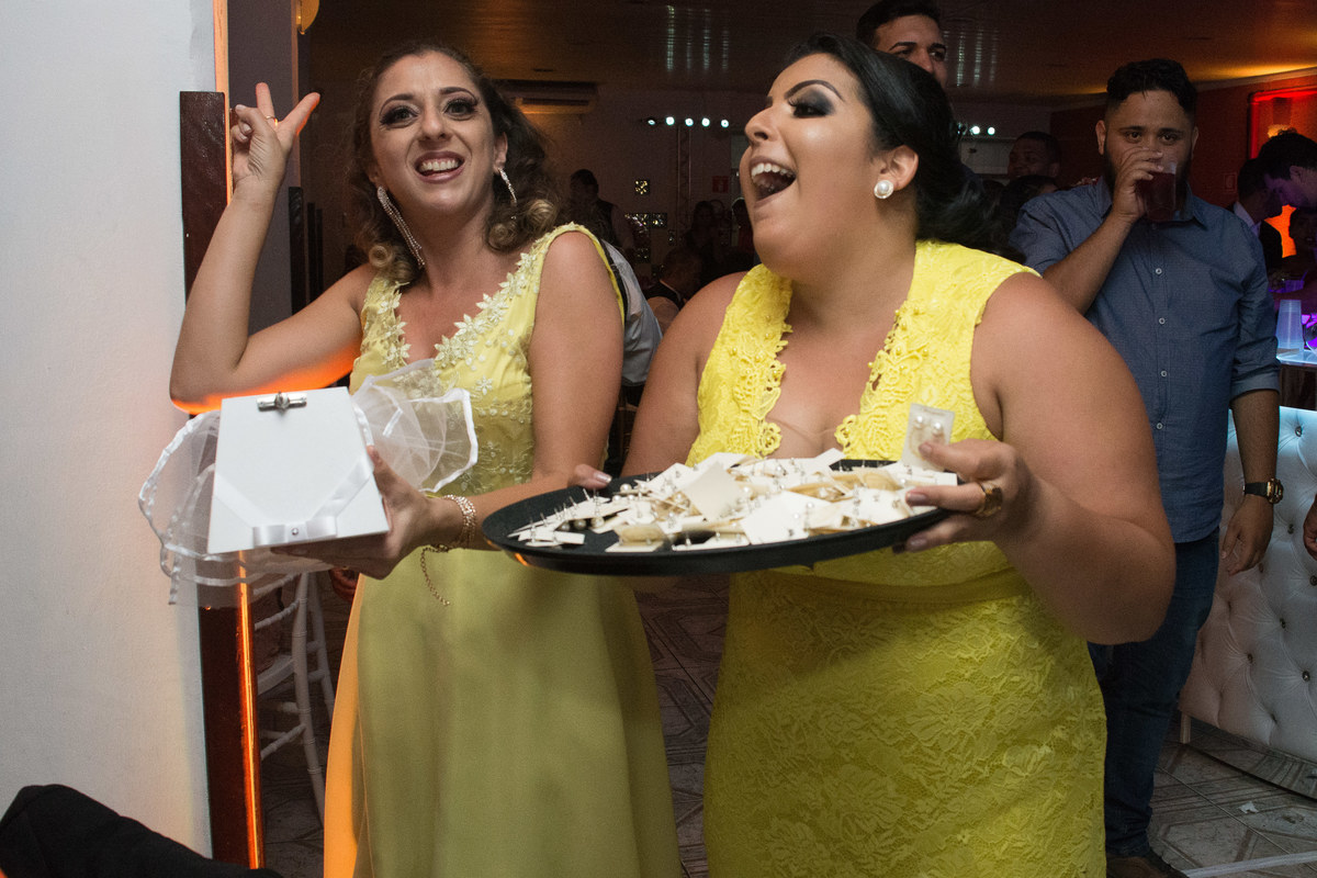 madrinhas do casamento passando o sapatinho da noiva