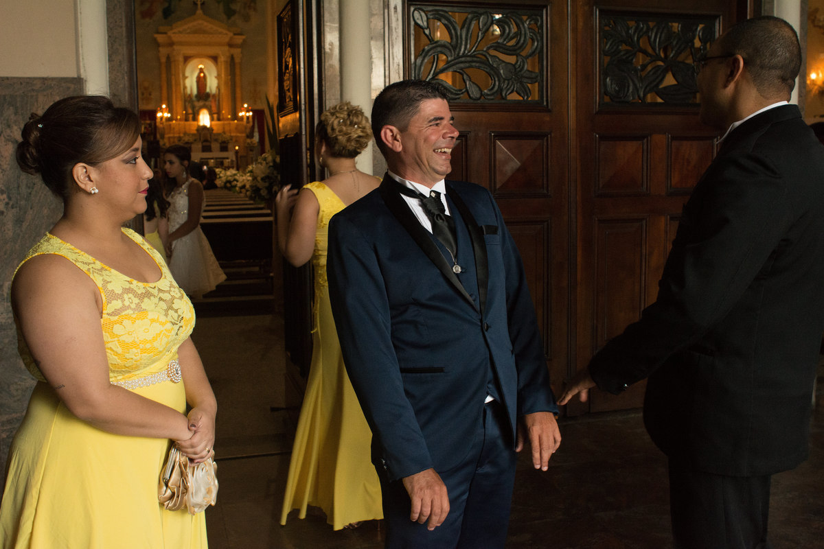 noivo na igreja aguardando a entrada dos padrinhos na igreja coração de maria em santos, sao paulo, sp