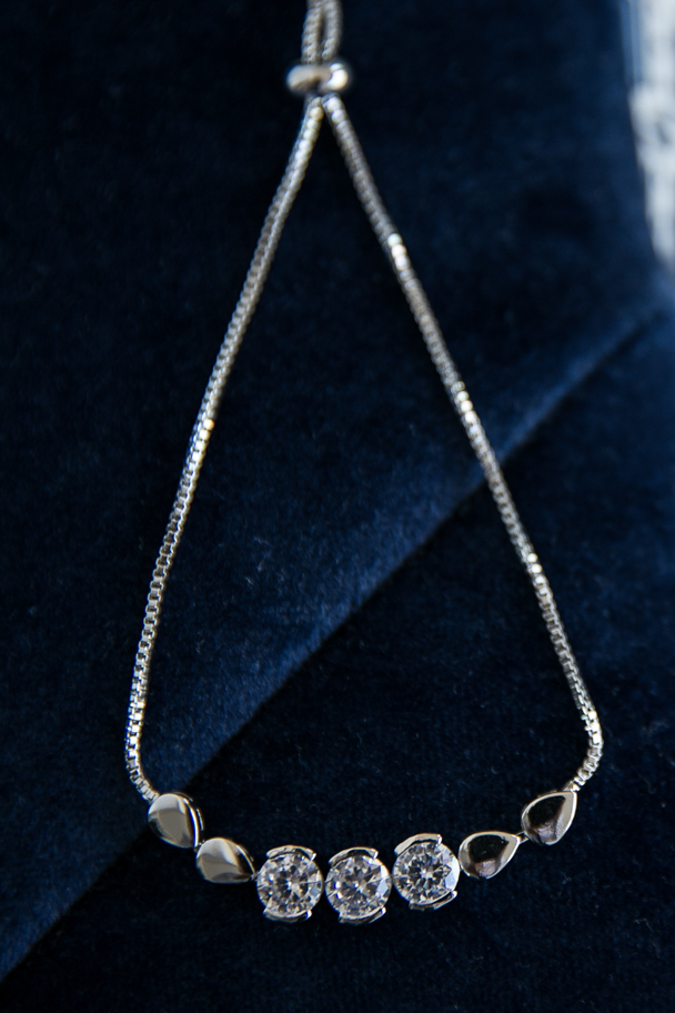 pulseira que a noiva usou no dia do casamento em cima do sofá 