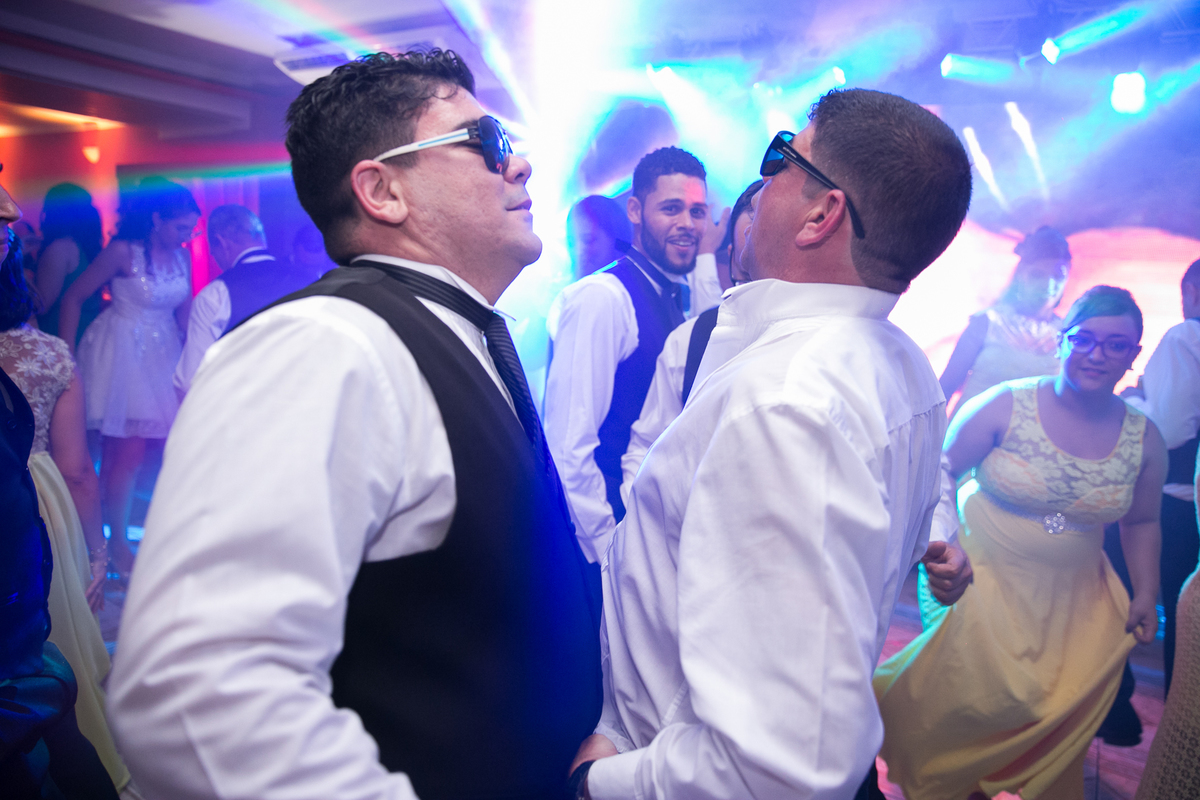 amigos se divertindo no casamento da CAlves Assessoria