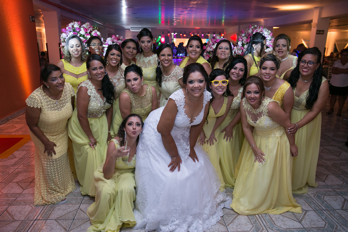 noiva com suas madrinhas, todas com a mesma cor de vestido amarelo