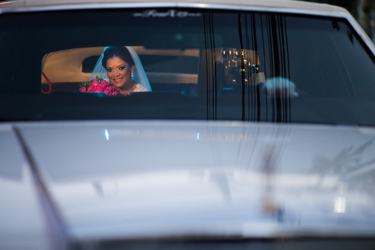 noiva na limousine aguardando para  sua entrada triunfal na igreja coração de maria em santos