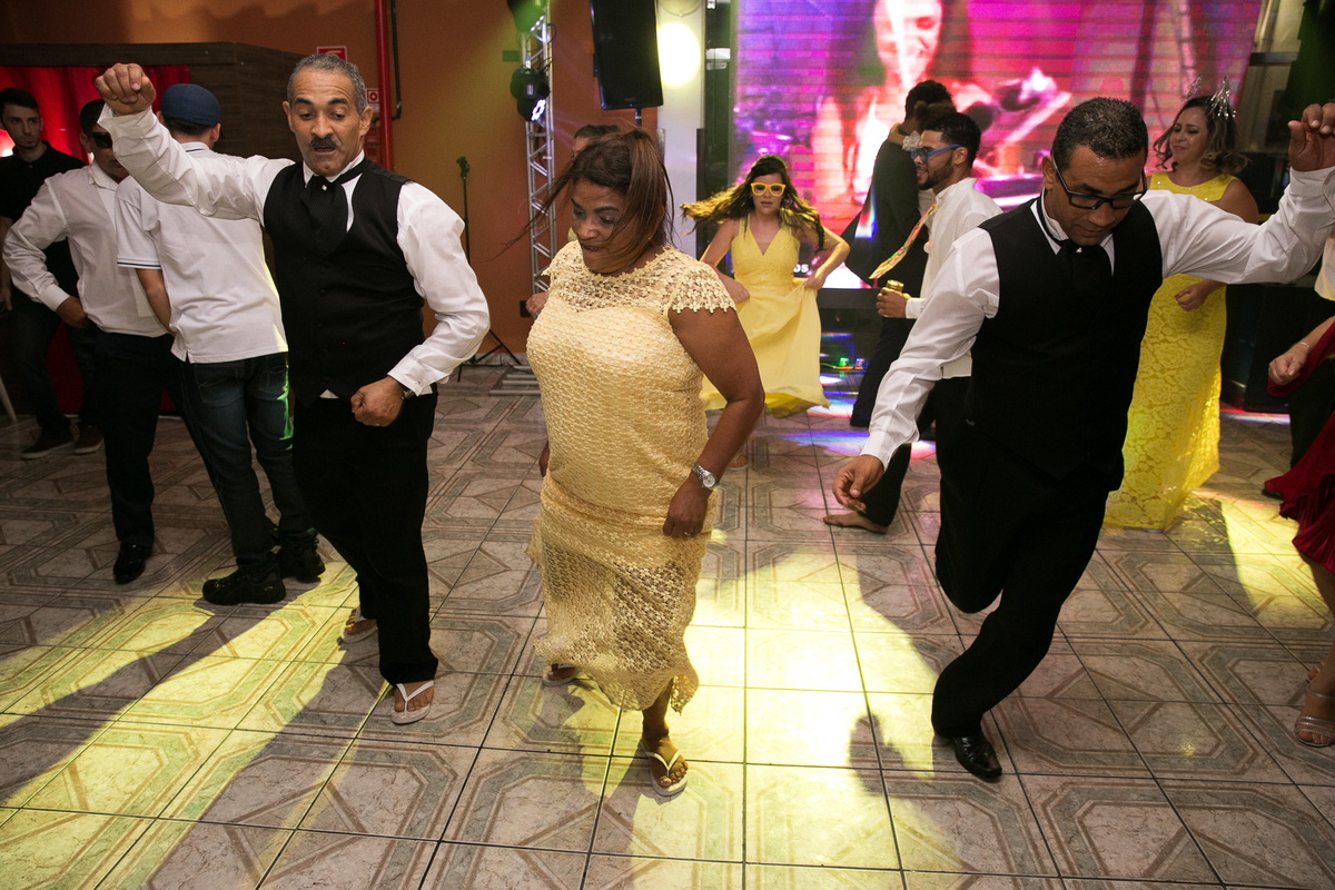 padrinhos de casamento dançando e se divertindo no casamento, irmãos da noiva