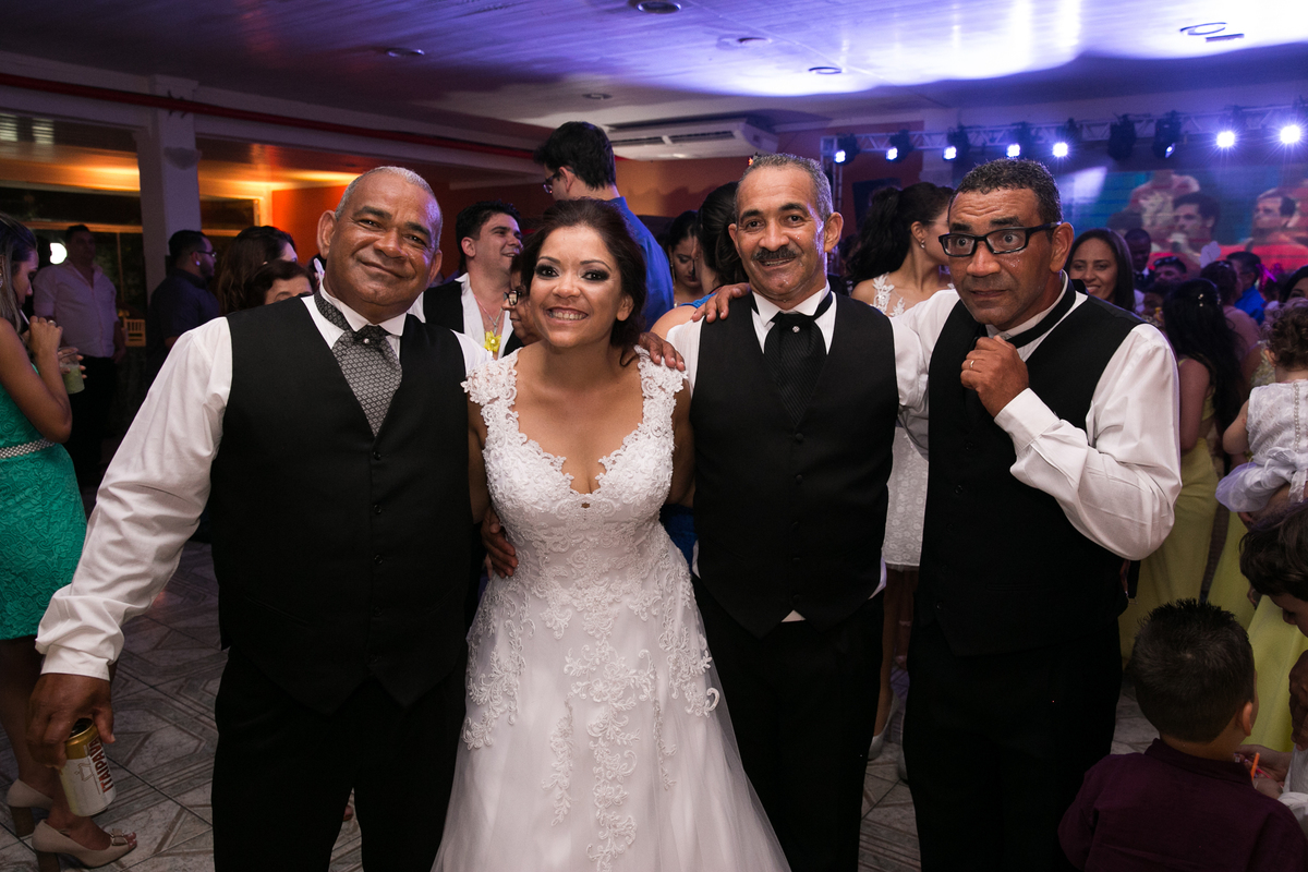 noiva CAlves Assessoria com seus irmãos na pista de danca