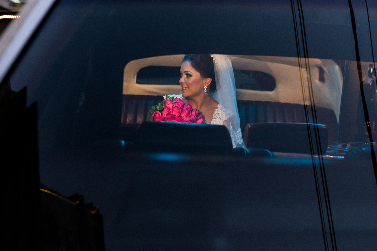noiva olhando as madrinhas de casamento entrando na igreja coração de maria em santos, sao paulo, sp