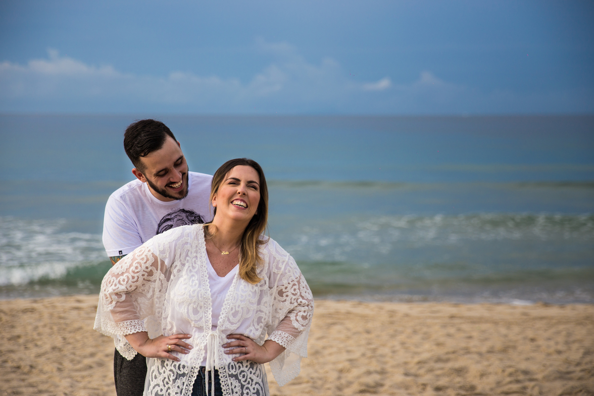 fotos de ensaio, pre wedding dos noivos em maresias, noivo beijando a noiva, Maresias, São Paulo - Sp