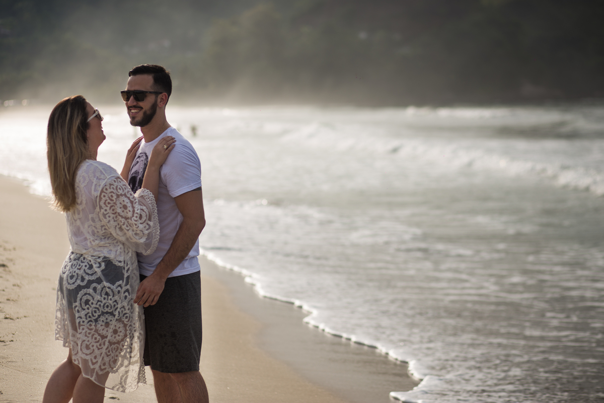 fotos de ensaio de casal, pre wedding dos noivos, noivo beijando a noiva, Maresias, São Paulo - Sp - Noiva de frente com o noivo
