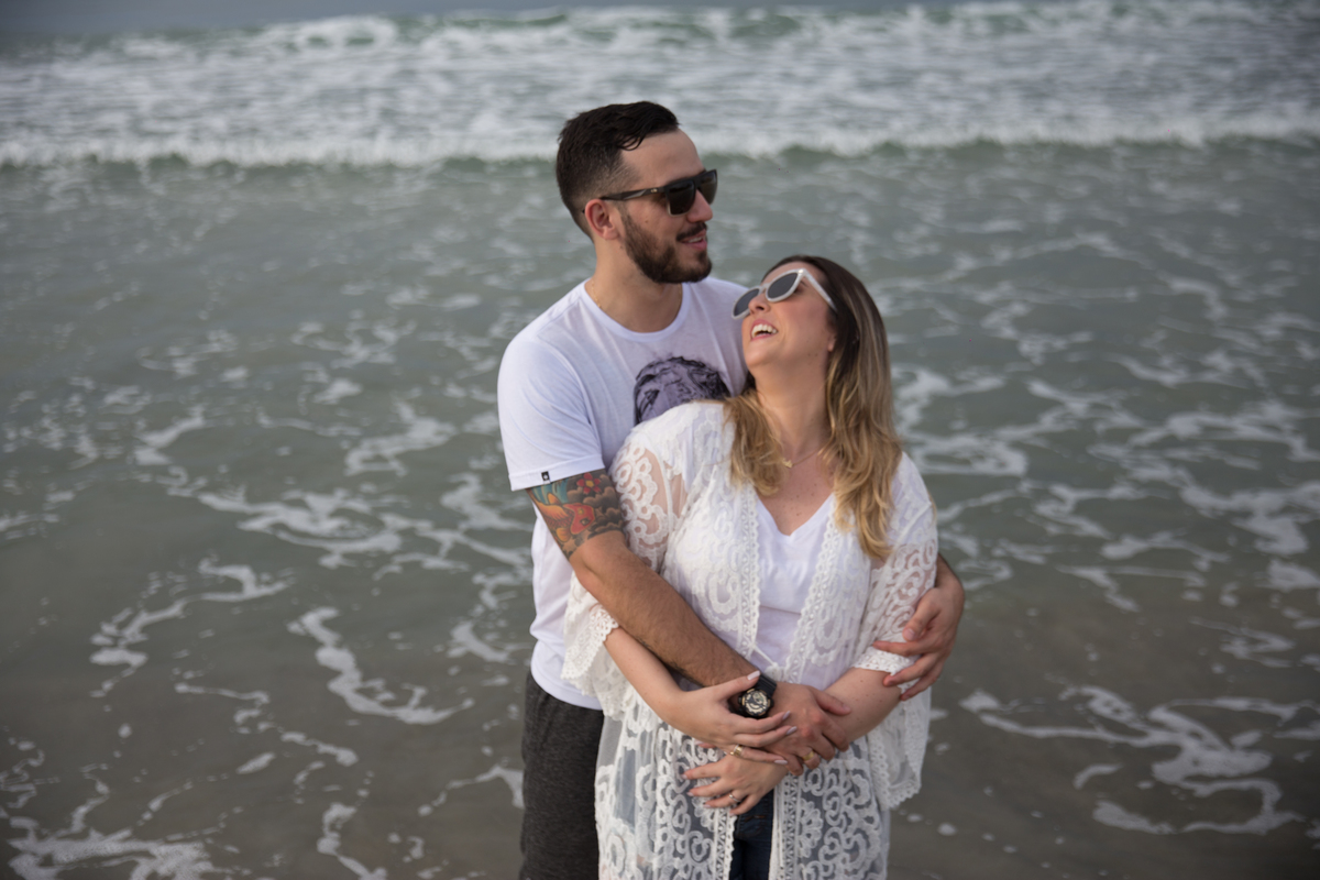 fotos de ensaio, pre wedding dos noivos em maresias, noivo abracando a noiva, Maresias, São Paulo - Sp