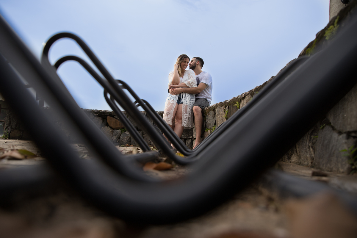 fotos de ensaio, pre wedding dos noivos em maresias, noivo beijando a noiva, Maresias, São Paulo - Sp com suporte de bicicleta a frente