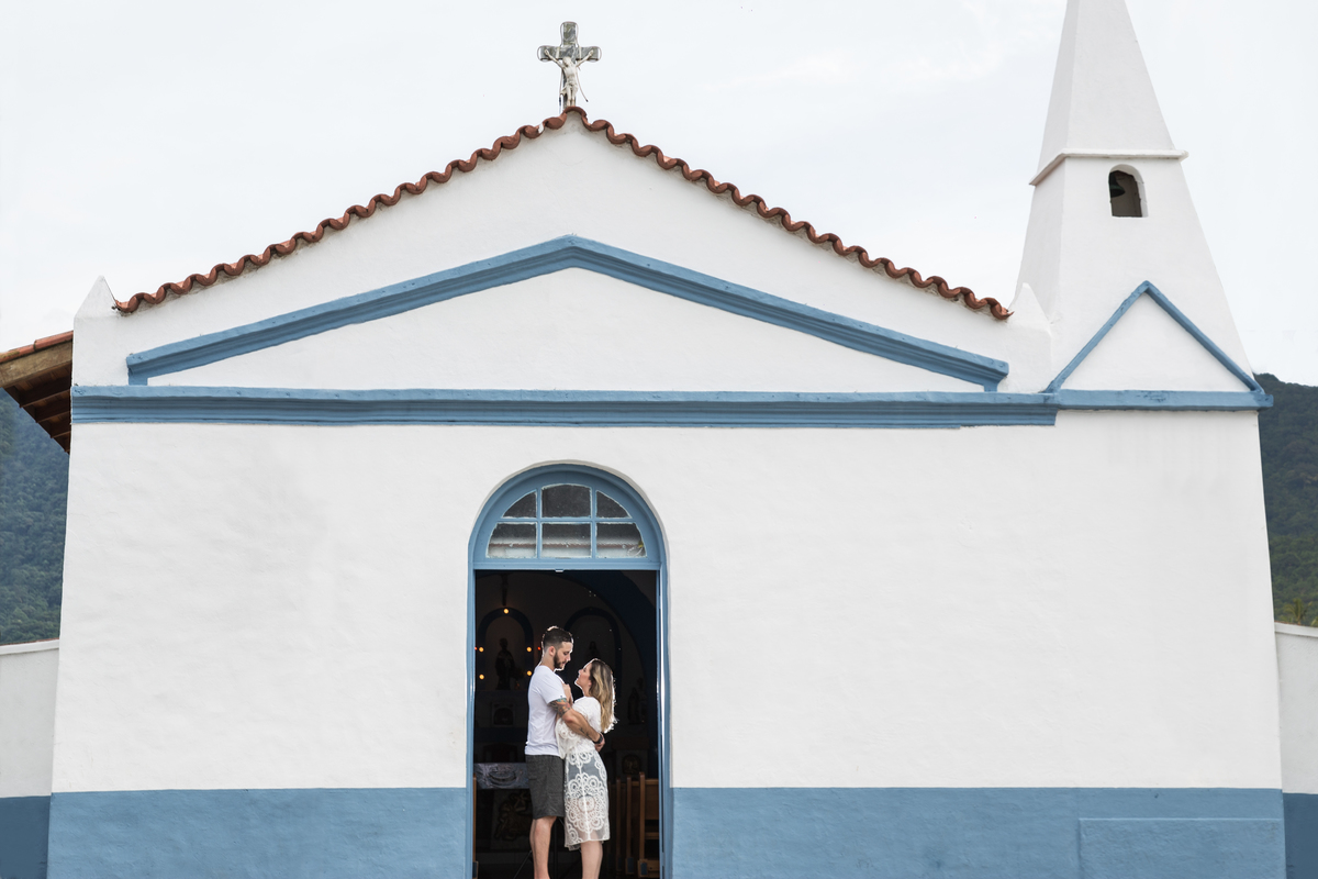 fotos de ensaio, pre wedding dos noivos em maresias, noivo abracando a noiva, Maresias, São Paulo - Sp dentro da capela