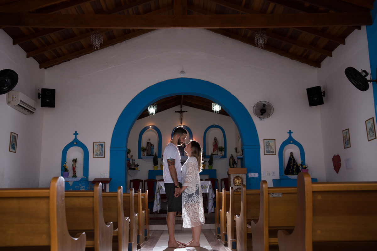 fotos de ensaio, pre wedding dos noivos em maresias, noivo abracando a noiva, Maresias, São Paulo - Sp dentro da capela linda com detalhes azul