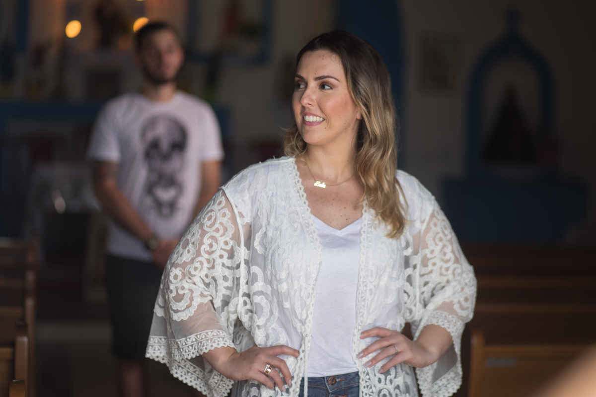 fotos de ensaio, pre wedding dos noivos em maresias, noivo olhando a noiva, Maresias, São Paulo - Sp dentro da capela