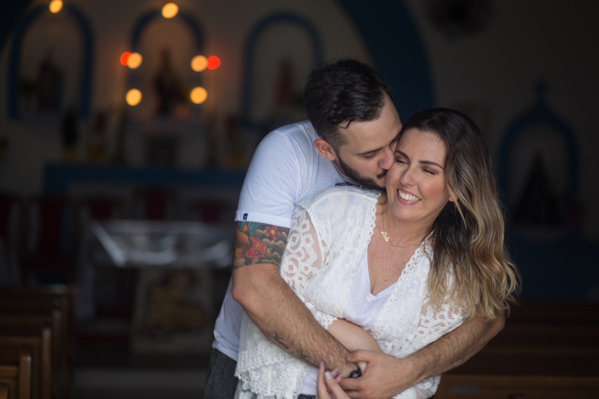 fotos de ensaio, pre wedding dos noivos em maresias, noivo abracando e beijando a noiva, Maresias, São Paulo - Sp dentro da capela