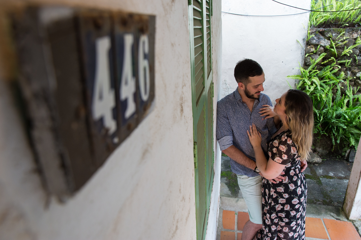 fotos de ensaio, pre wedding dos noivos em maresias, noivo abracando a noiva, Maresias, São Paulo - Sp na casa que foi dos avos da noiva