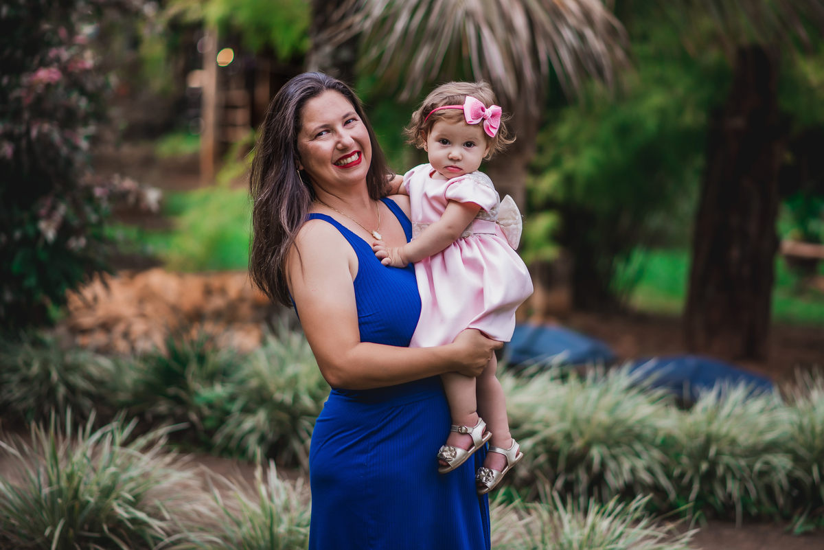 Helena arrasando no seu ensaio Smash the Cake realizado no espaço ao ar livre em nosso estúdio em Bebedouro - SP 