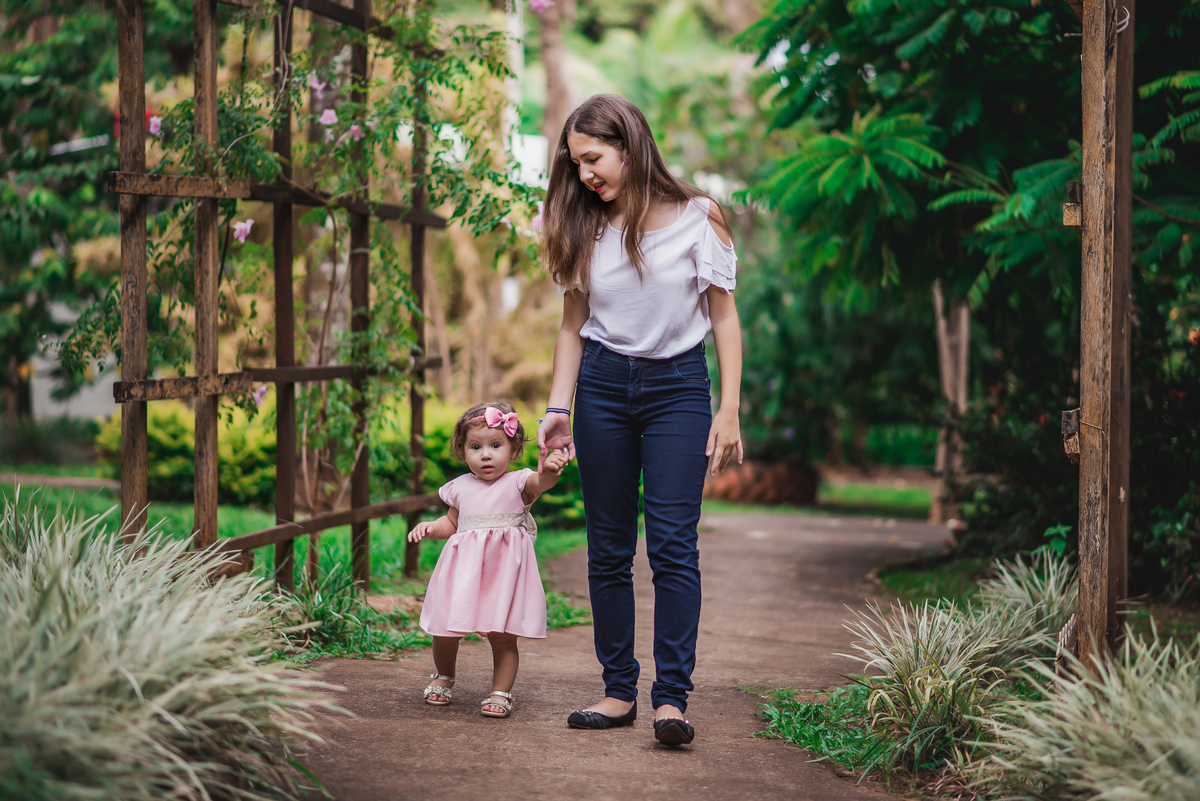 Helena arrasando no seu ensaio Smash the Cake realizado no espaço ao ar livre em nosso estúdio em Bebedouro - SP 