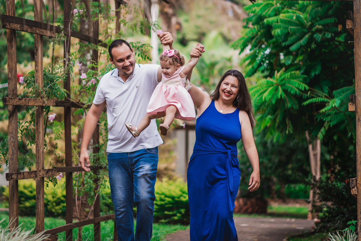 Helena arrasando no seu ensaio Smash the Cake realizado no espaço ao ar livre em nosso estúdio em Bebedouro - SP 