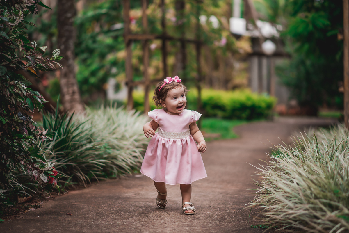 Helena arrasando no seu ensaio Smash the Cake realizado no espaço ao ar livre em nosso estúdio em Bebedouro - SP 