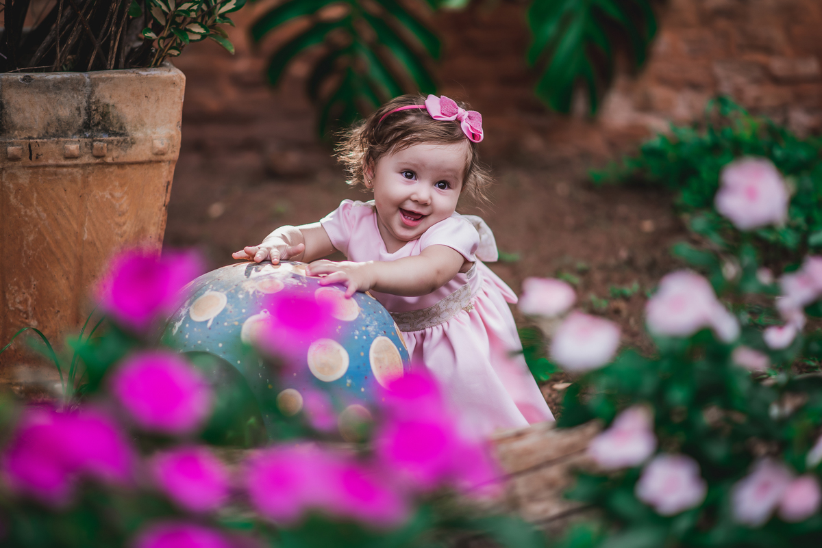 Helena arrasando no seu ensaio Smash the Cake realizado no espaço ao ar livre em nosso estúdio em Bebedouro - SP 