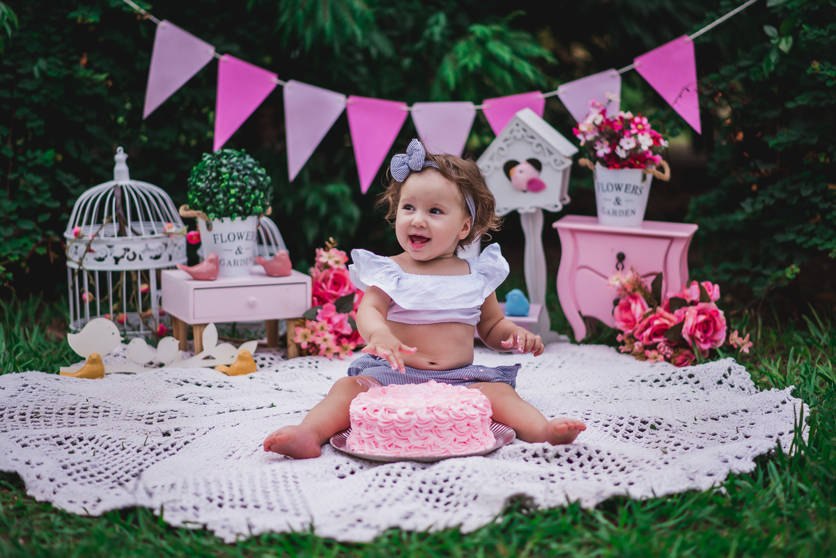 Helena arrasando no seu ensaio Smash the Cake realizado no espaço ao ar livre em nosso estúdio em Bebedouro - SP 