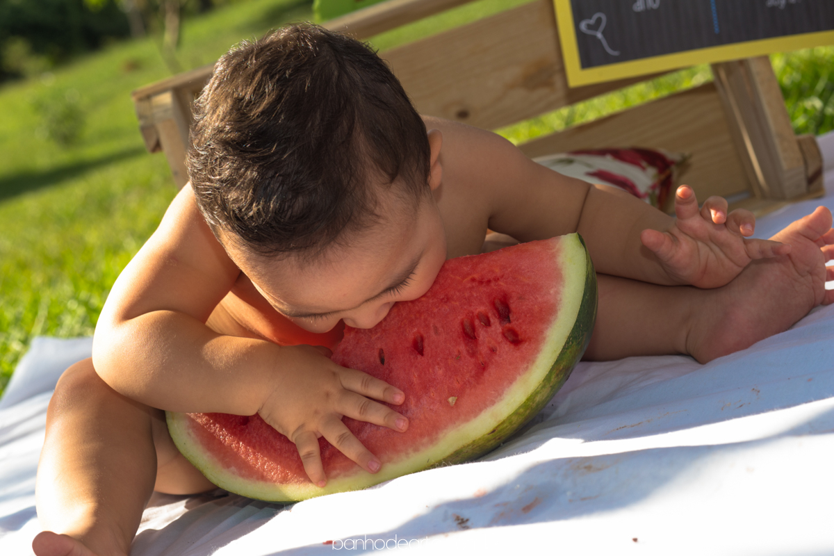 Smash the Watermelon |  Lorenzo e  Isadora fotografado por Banho de Arte