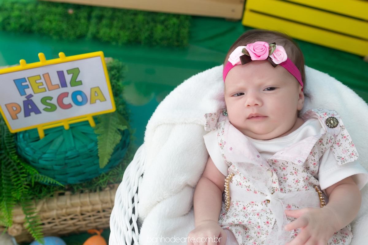 Ensaio de Páscoa com a pequena Donatella com 35 dias de vida