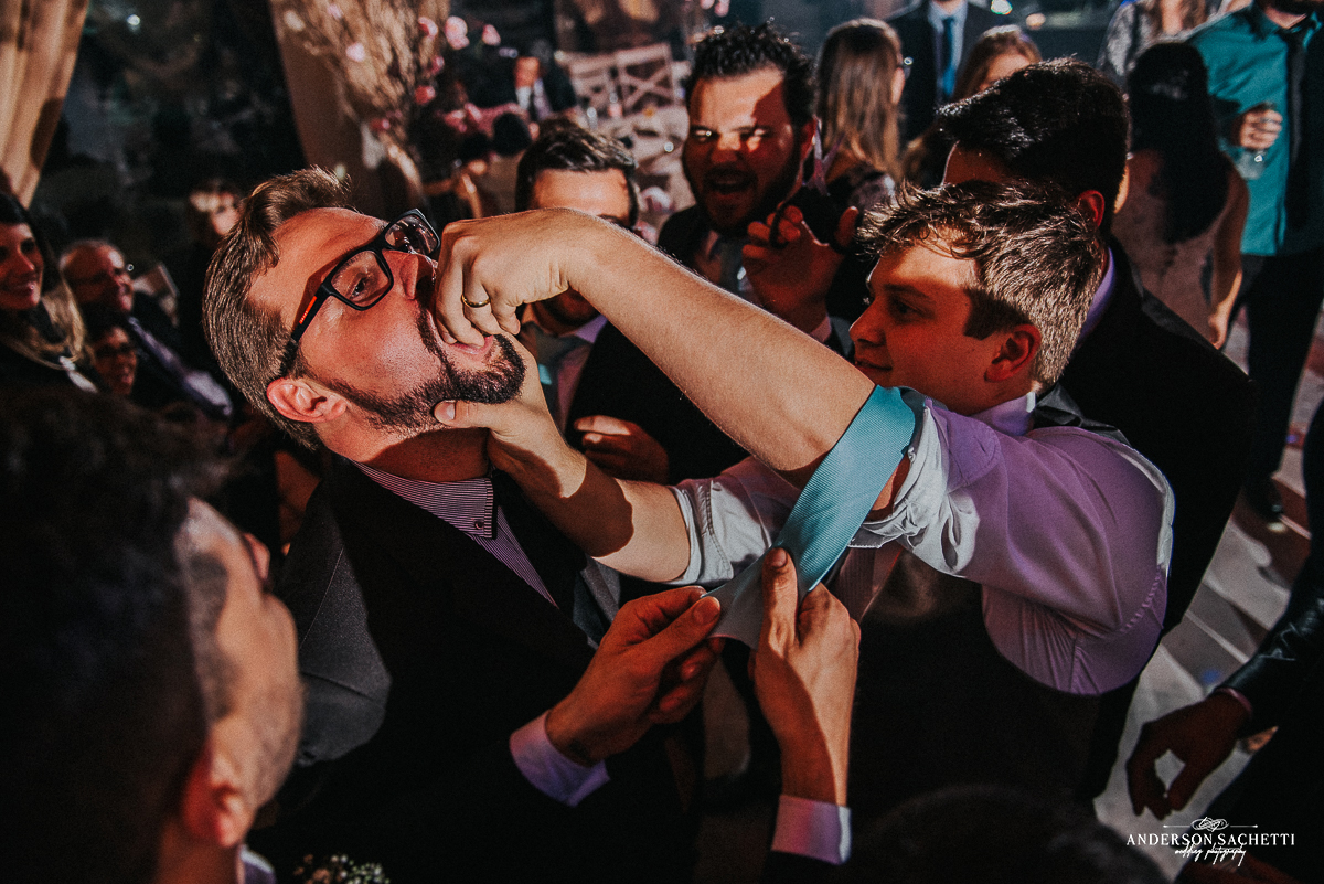 Casamento solar das Palmeiras Corte da gravata